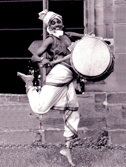indischer Volkstanz Sprung mit Trommel