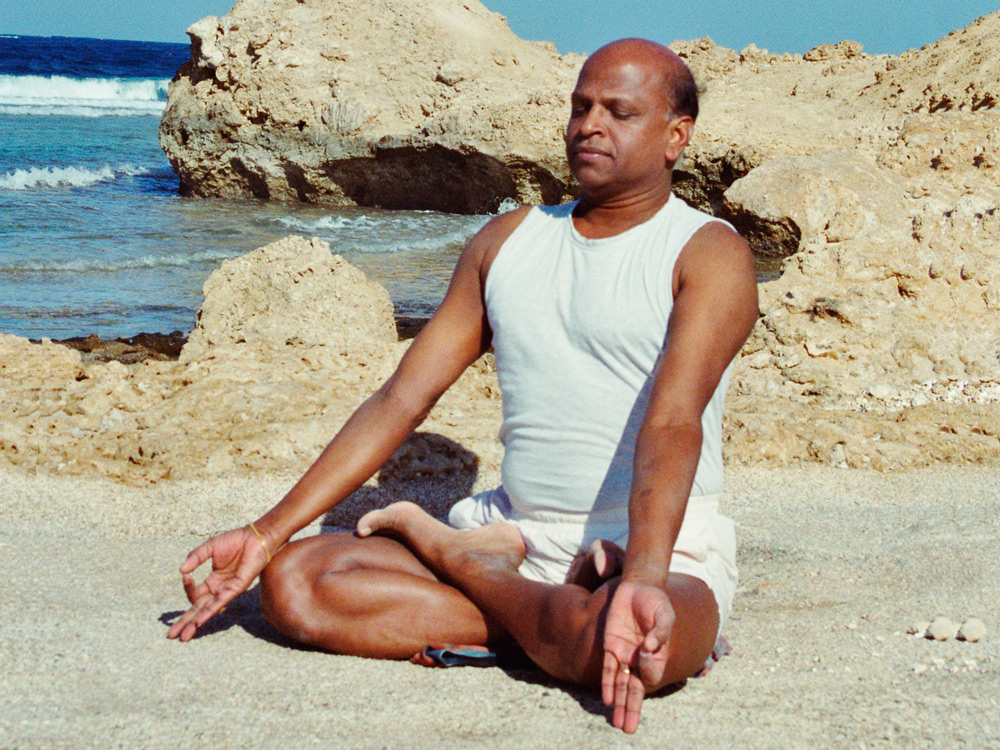 Keshava macht Yoga am Meer